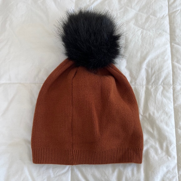 🍁🖤🎄 Warm Copper Brown Beanie with Black Pom 🍁🖤🎄 - Picture 2 of 3